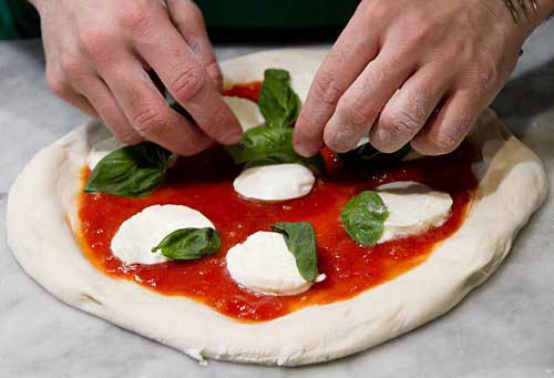 The Chauffeur of Positano: preparazione della pizza